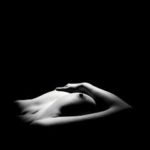Photographie de Nu féminin mettant en valeur le corp féminin grace aux ombres et traces formés par la réflection de la lumière sur la peau de la Femme. Vue du corp de la femme lors de moments secrêts.

Model: Déborah FRA